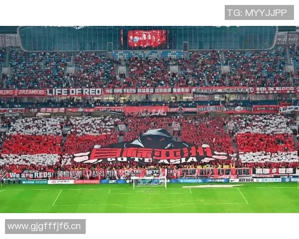 巴黎球迷巨型tifo致敬2015年恐怖袭击遇难者传递团结与希望